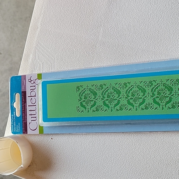 Cuttlebug Embossing Border Essentials 2" x 12" - Picture 1 of 1